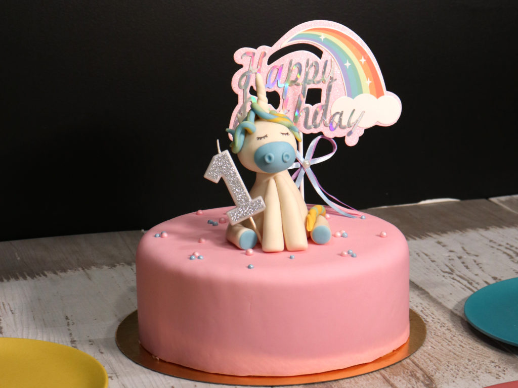 Gâteau girly rose avec modelage licorne en pâte à sucre