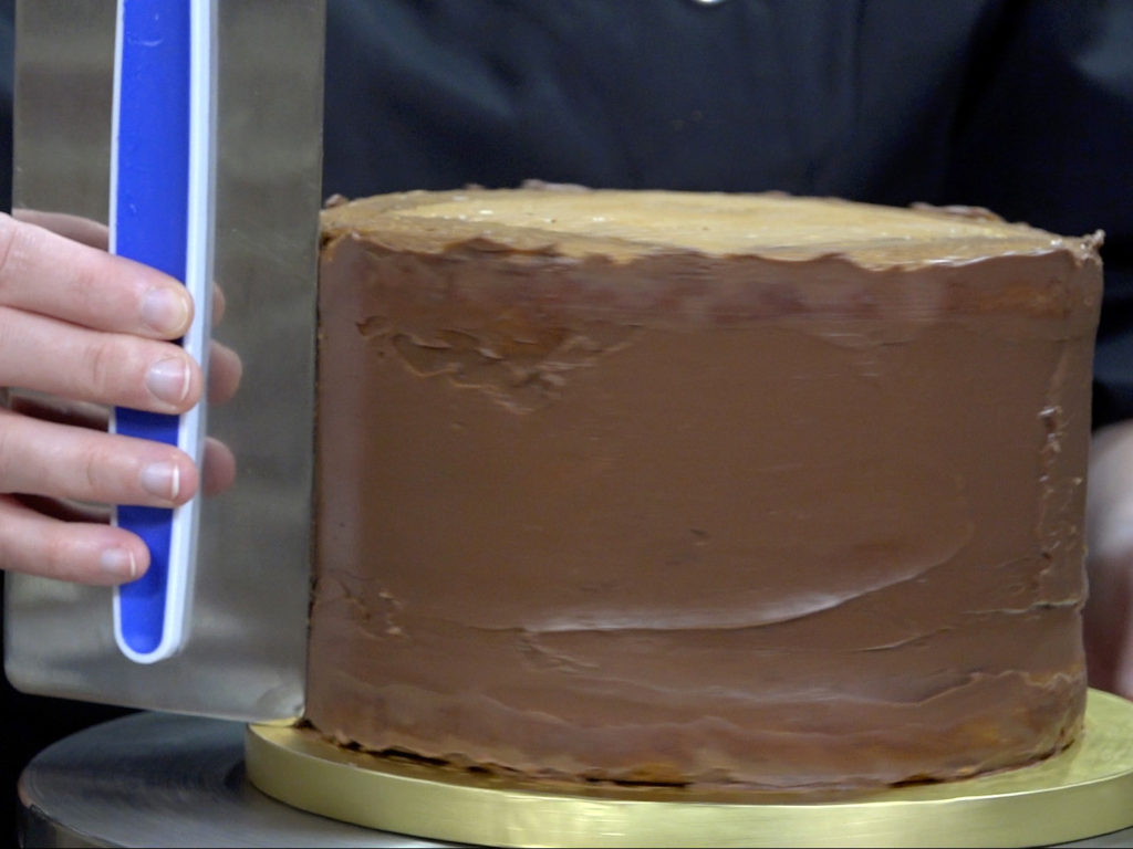 Technique du lissage parfait avec la ganache au chocolat blanc I Sweetly  Cakes en 2023