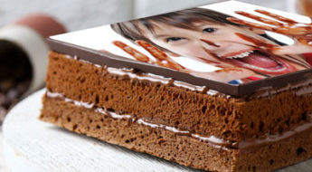 Photo comestible posée sur un gâteau