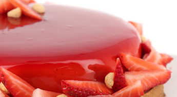 tarte entremets à la fraise avec décorations fraises
