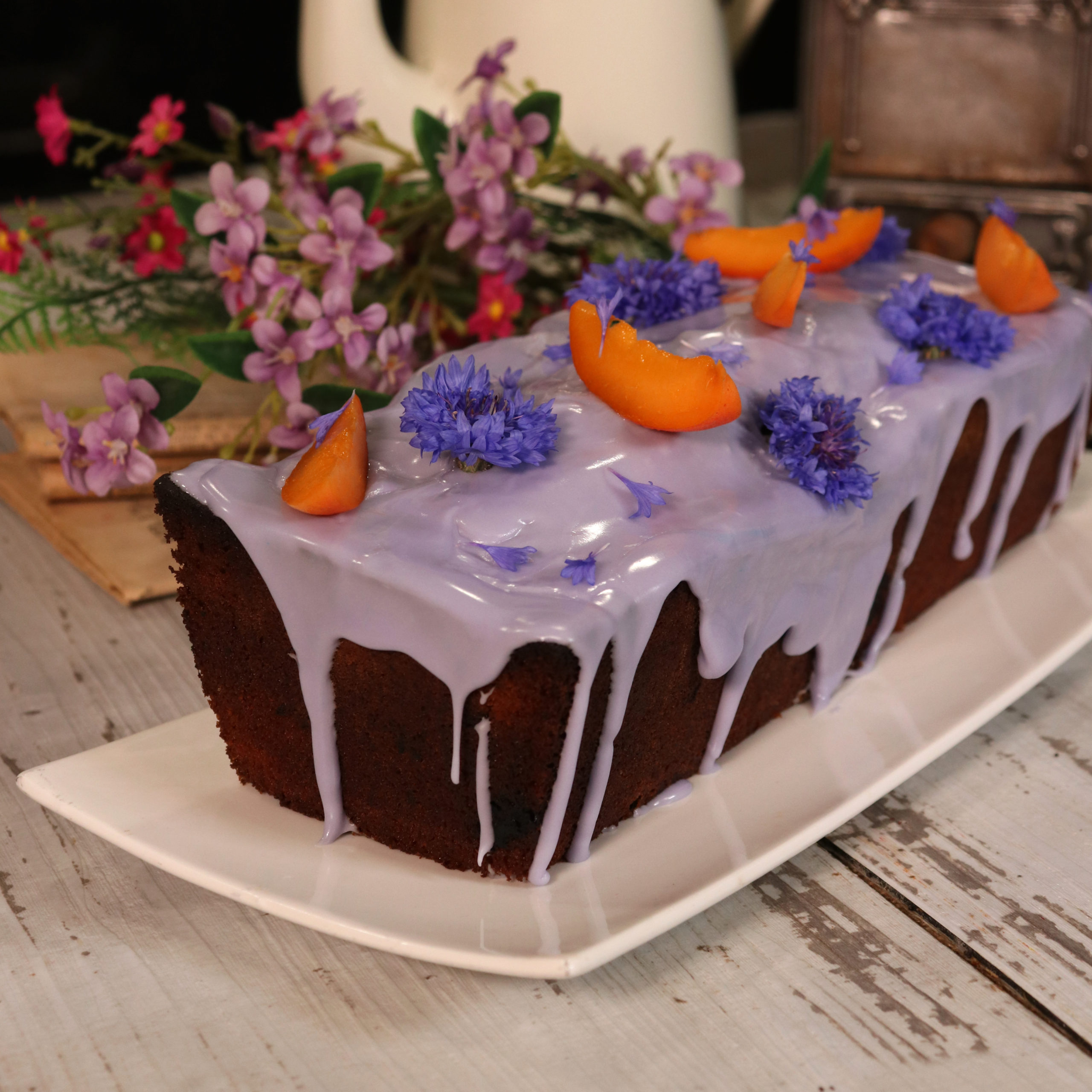 Cake avec glaçage lavande et abricot
