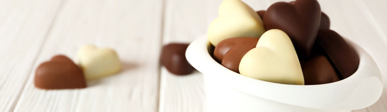 Bonbons en chocolat en forme de cœur blanc, noir et au lait