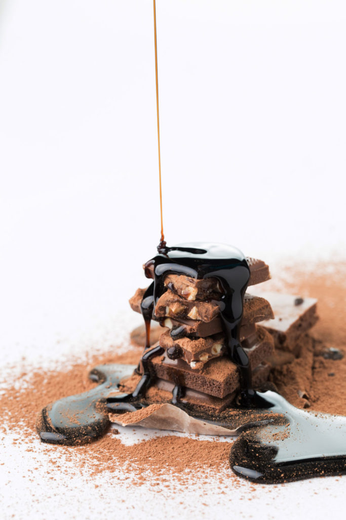 Carrés de chocolat recouverts de chocolat fondu et de cacao en poudre