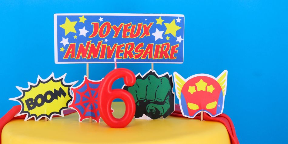 Gâteau d'anniversaire super-héros en pâte à sucre